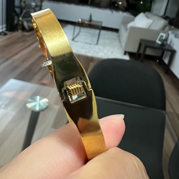 Gold bangle - Picture 3 of 7